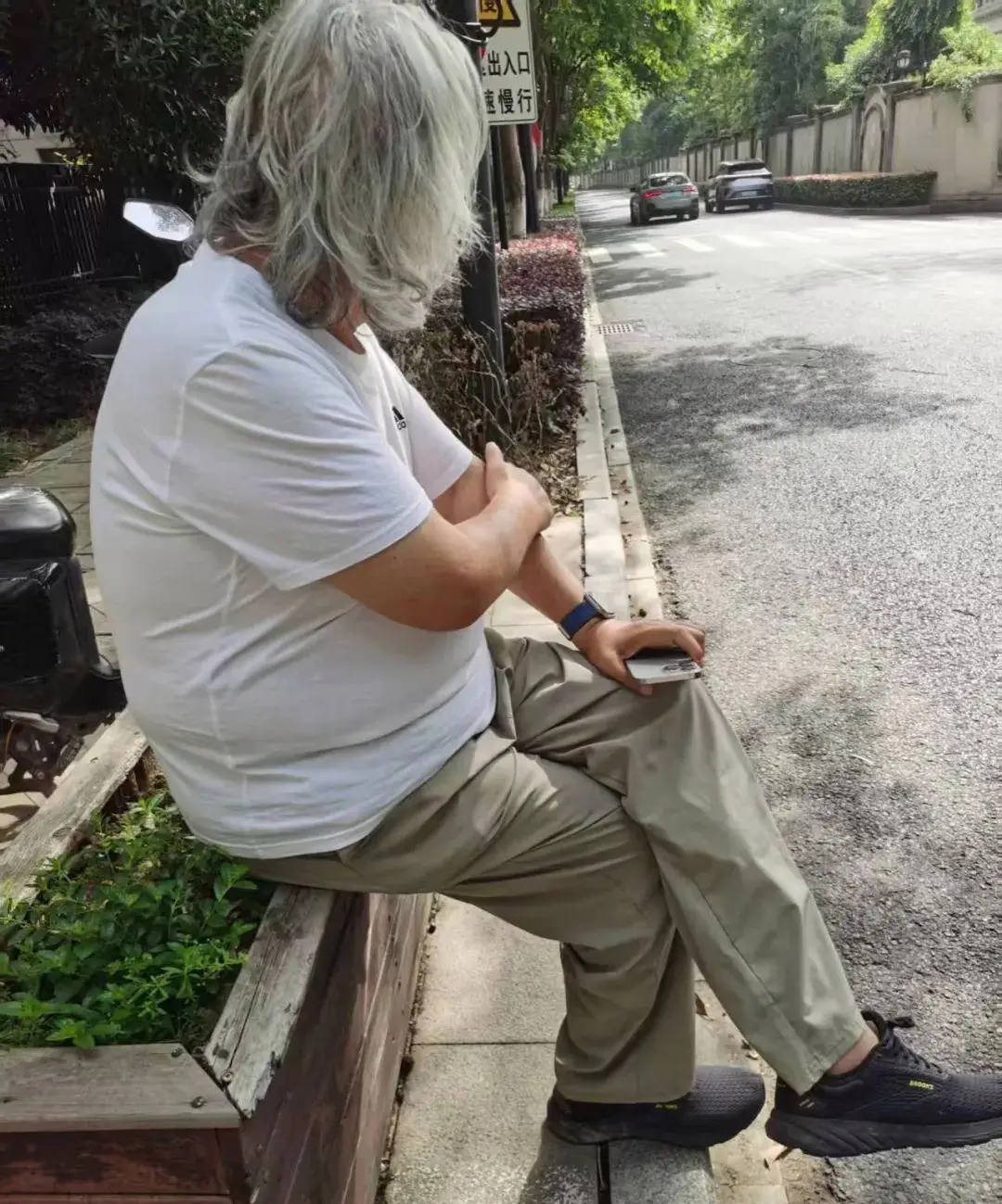 71岁成龙头发花白<strong></p>
<p>usdt溢价</strong>！谢贤交代后事张纪中出了车祸还得养家…慢慢老去的他们让人泪目