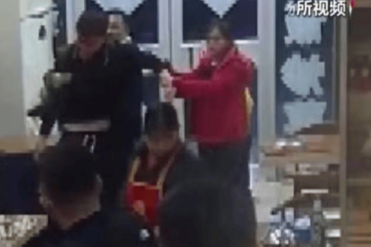 被打后还手是不是互殴<strong></p>
<p>usdt增发</strong>？“小案”也适用正当防卫
