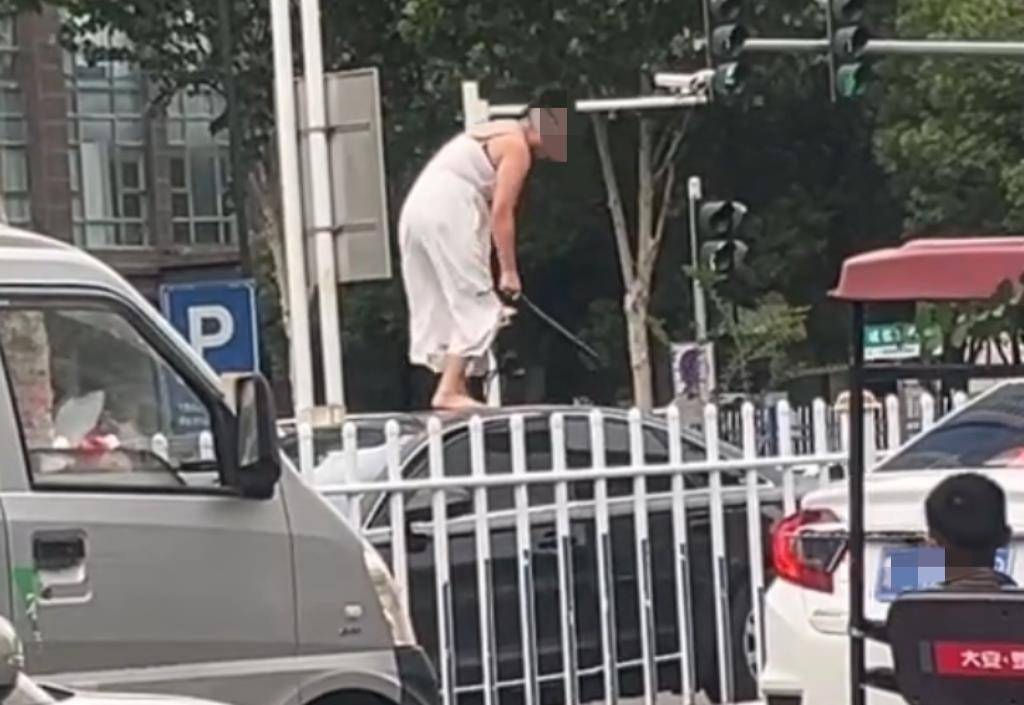 女子持械当街打砸多辆轿车<strong></p>
<p>usdt钱包官方下载</strong>，被顶在挡风玻璃上前行，当地：女子当场被控制，警方介入调查