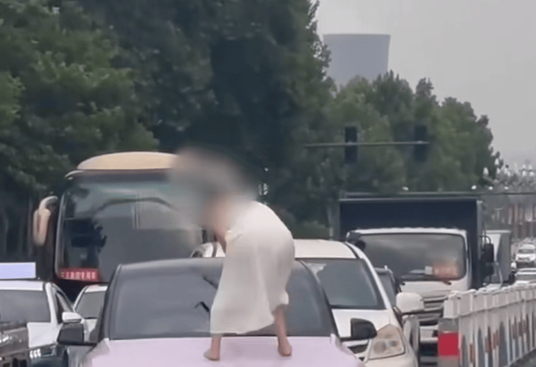 河南一女子路上持械打砸多辆车<strong></p>
<p>usdt钱包官方下载</strong>，最新回应：已被警方控制