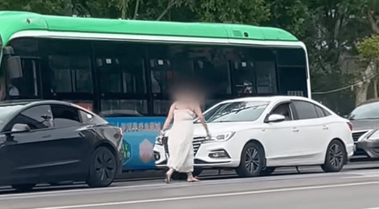 河南一女子路上持械打砸多辆车<strong></p>
<p>usdt钱包官方下载</strong>，最新回应：已被警方控制