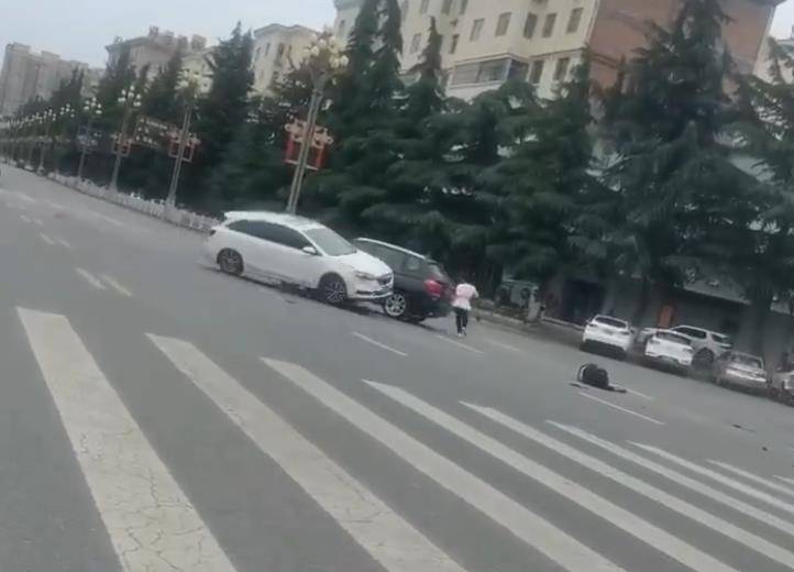 宝鸡一社区女书记当街开车追撵女子撞上电瓶车：两名女子被警方控制<strong></p>
<p>充值usdt平台</strong>，两名伤者在医院治疗