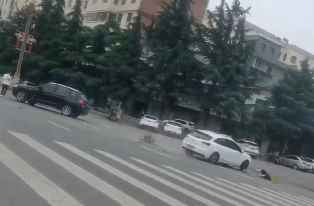 宝鸡一社区女书记当街开车追撵女子撞上电瓶车：两名女子被警方控制<strong></p>
<p>充值usdt平台</strong>，两名伤者在医院治疗