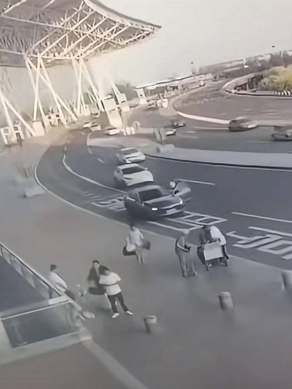 天津滨海机场一司机开门下车被相邻车道来车撞倒<strong></p>
<p>usdt货币</strong>，车门脱落 交警正调查，律师分析