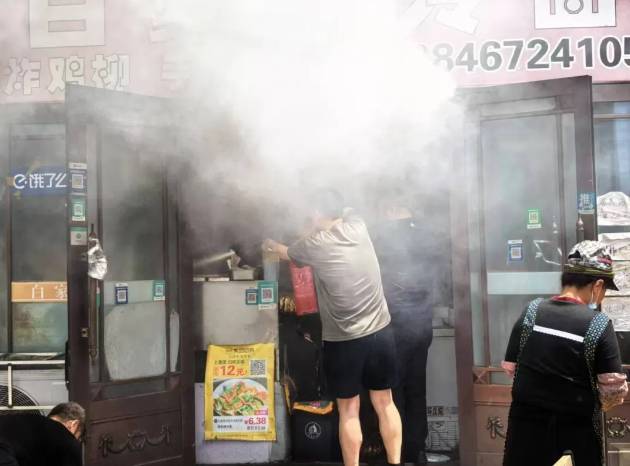 餐饮店突发火情<strong></p>
<p>usdt交易中心</strong>，民警果断破开门冲进火场