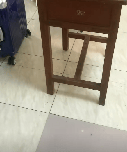 江苏一男子租房陪读<strong></p>
<p>以太坊浏览器</strong>，看到老课桌上几个数字惊了！竟是自己33年前的“伙伴”