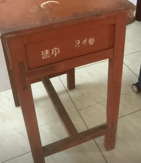 江苏一男子租房陪读<strong></p>
<p>以太坊浏览器</strong>，看到老课桌上几个数字惊了！竟是自己33年前的“伙伴”