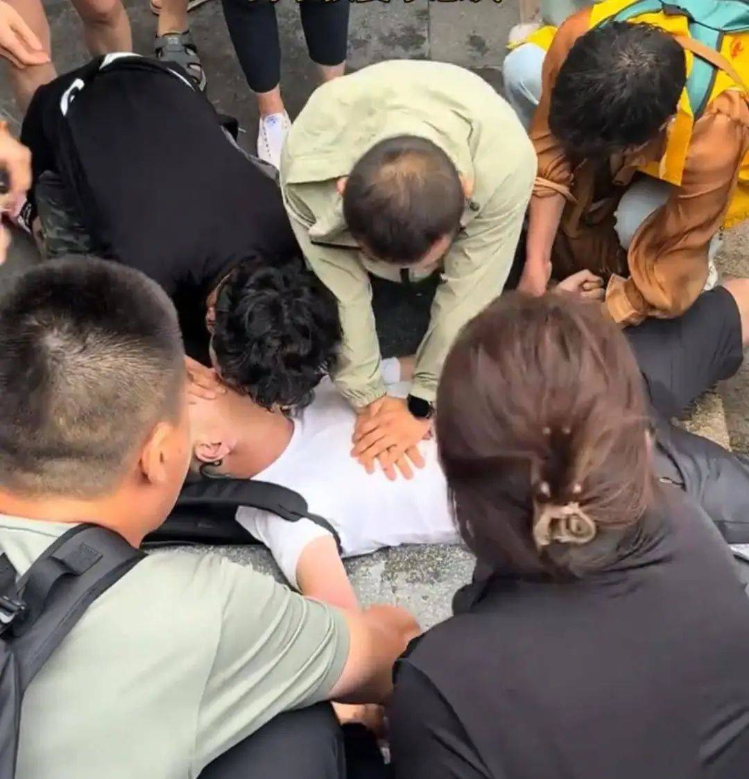 男子爬五台山时不幸身亡<strong></p>
<p>以太坊官网</strong>，多名游客曾跪地按压轮流施救