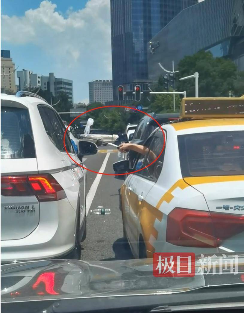汉口街头发生不和谐一幕：白色汽车有人向出租车泼水<strong></p>
<p>以太坊区块中文浏览器</strong>，的哥挥舞甩棍击破白车玻璃……