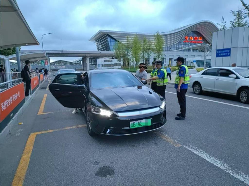 车不动计价器还在“跑”<strong></p>
<p>以太坊区块中文浏览器</strong>，青岛一辆出租车安装“跑得快”被查处