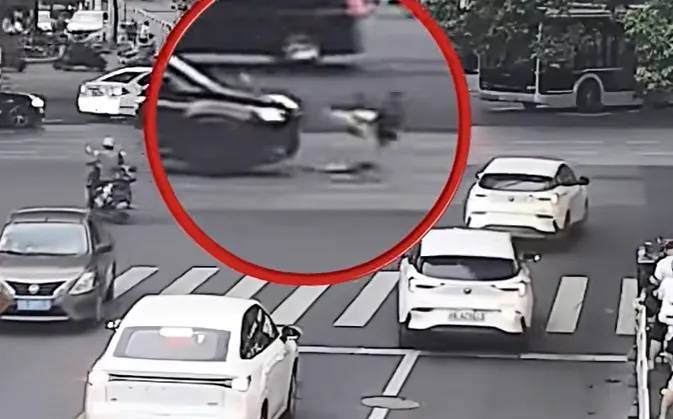 上海一8岁男童单独上路<strong></p>
<p>以太坊区块浏览器</strong>，闯红灯被车撞飞：“家长让我自己出来锻炼一下”