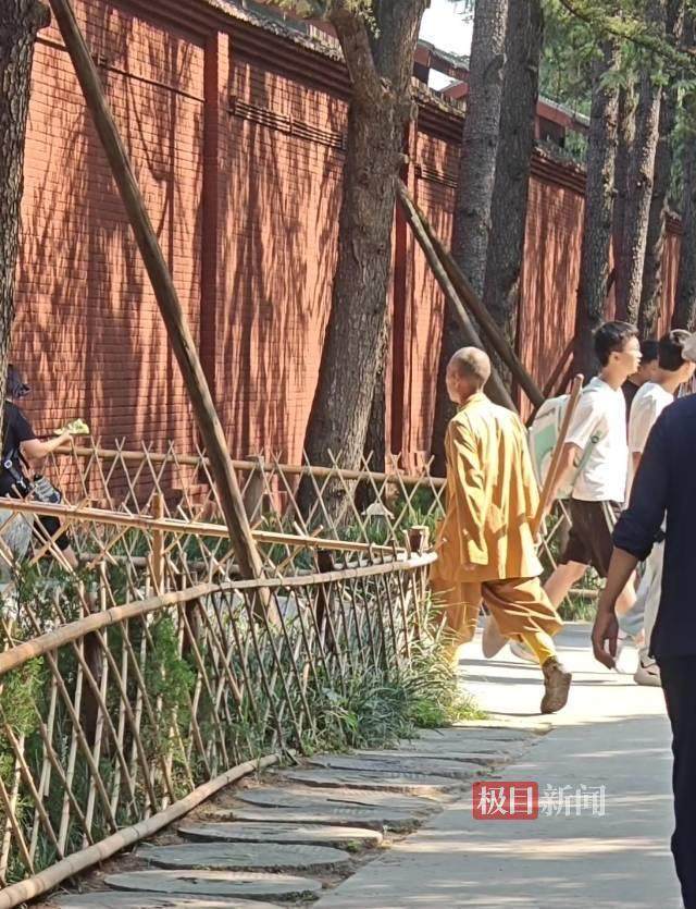 印乐方丈管理下的白马寺：僧人顶着高温种地<strong></p>
<p>以太坊交易</strong>，义工称寺里秉承农禅并重