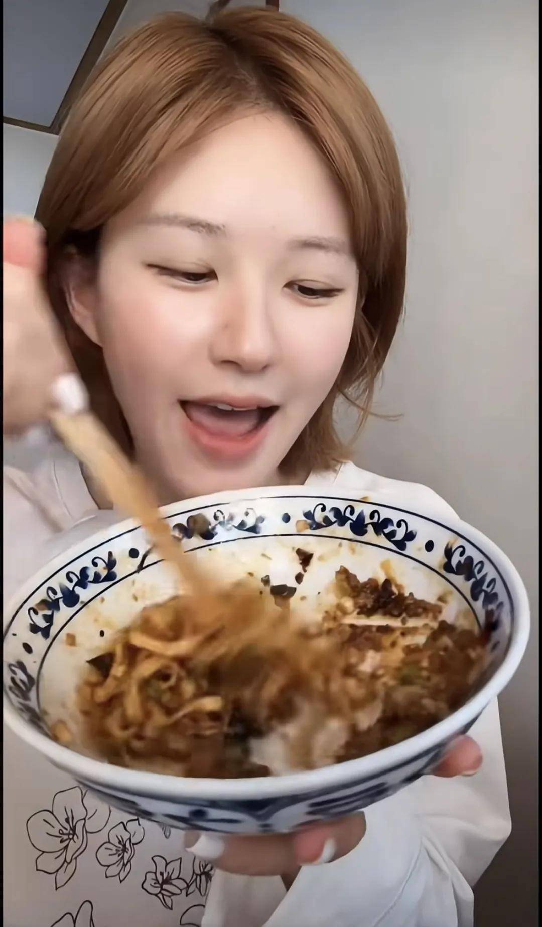 怒撕经纪公司后赵露思开启直播<strong></p>
<p>以太坊矿机</strong>，同款花卷、包包都卖爆