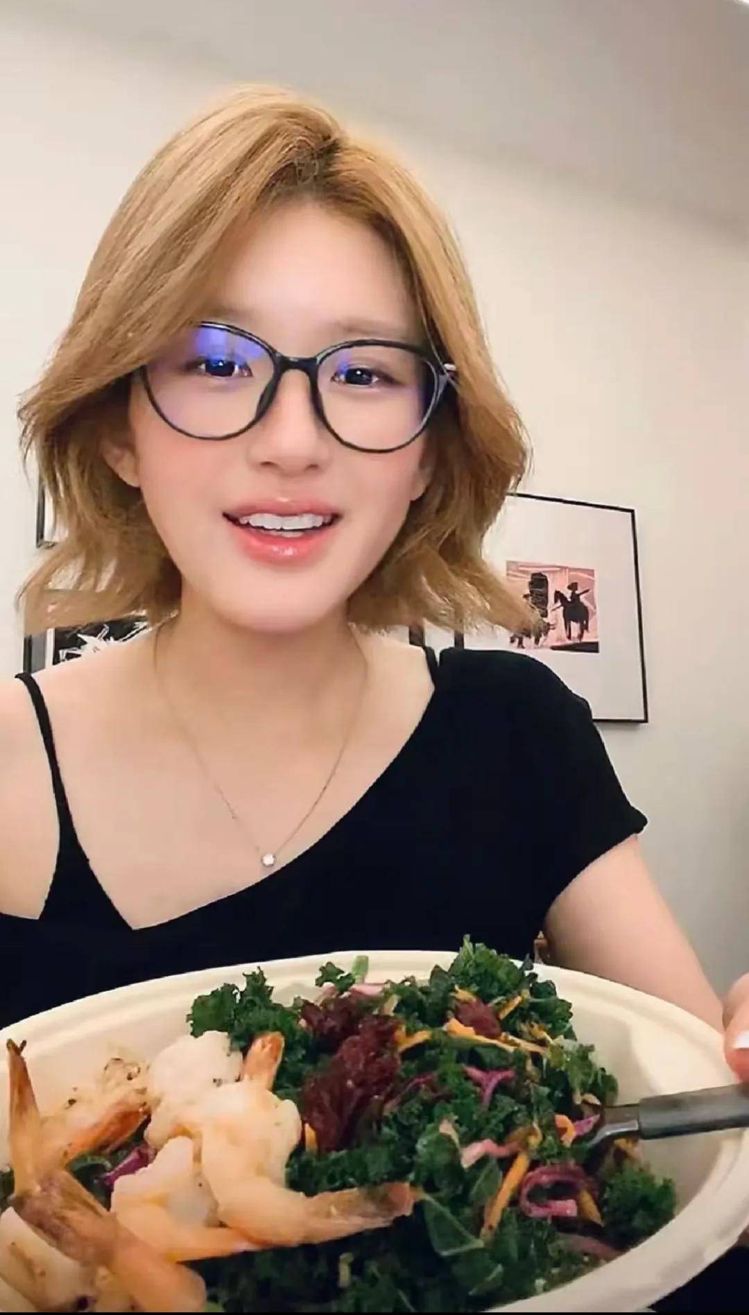 怒撕经纪公司后赵露思开启直播<strong></p>
<p>以太坊矿机</strong>，同款花卷、包包都卖爆