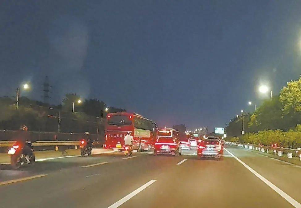 正在严查！京通快速路<strong></p>
<p>以太坊公链</strong>，半小时18辆摩托车违法行驶