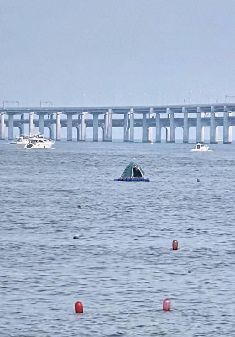 游客在海面搭建移动帐篷露营<strong></p>
<p>以太币坊</strong>，大连海警：不违规，但需注意安全