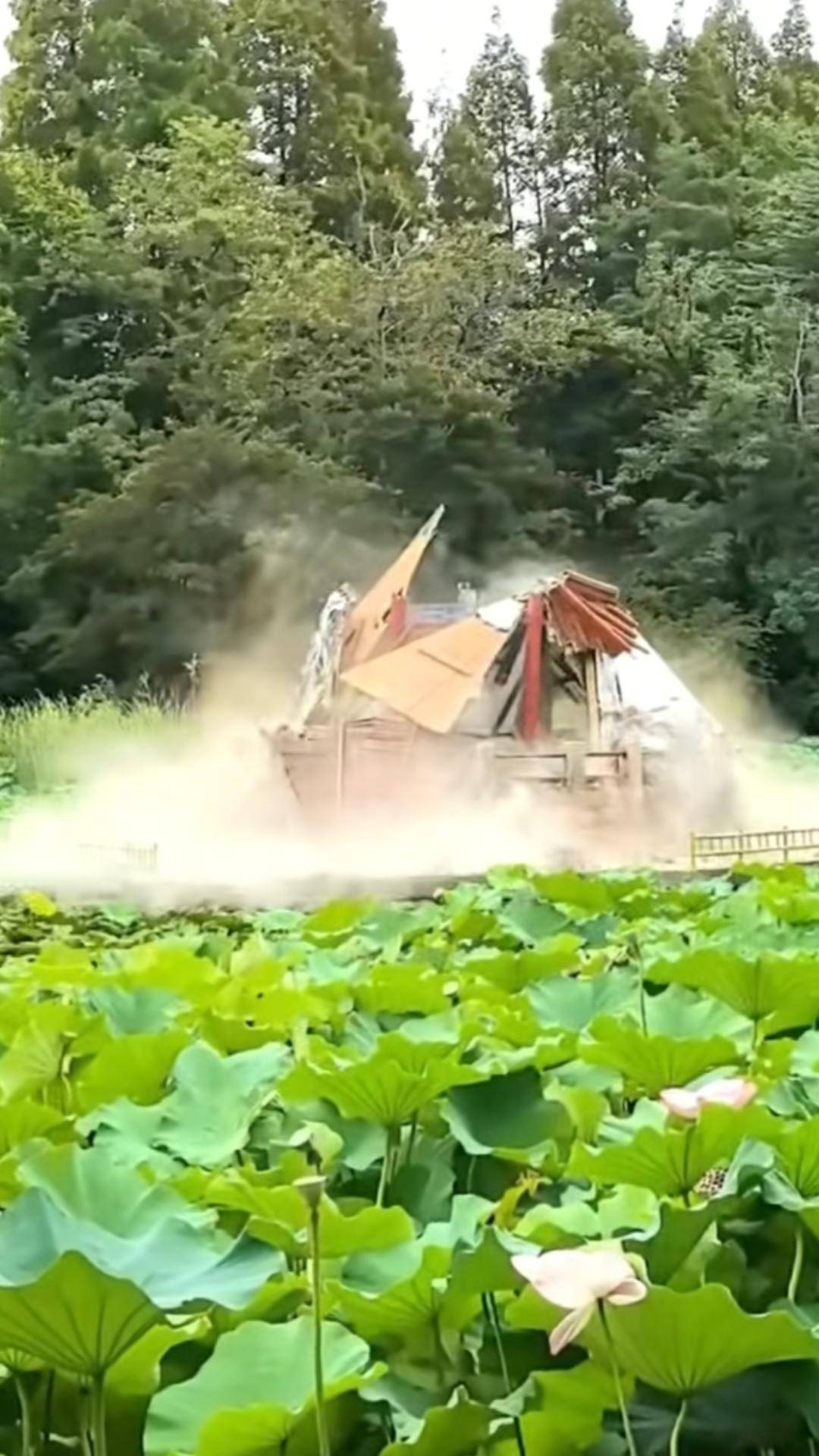 青岛中山公园一凉亭突然倒塌：一年前刚完成修缮<strong></p>
<p>以太坊智能合约</strong>，园方称无伤亡原因待查