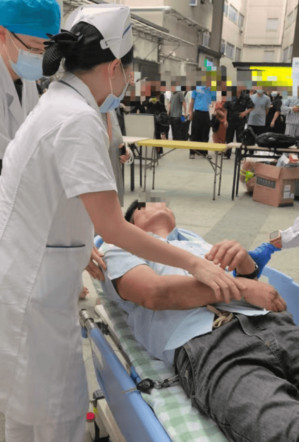 东莞一男子陪同家人就诊时突然倒地<strong></p>
<p>以太坊智能合约</strong>，护士“火眼金睛”抢回生机