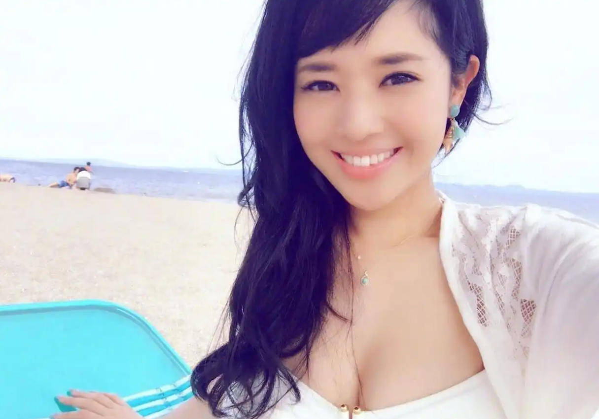 44岁苍井空惊艳亮相香港娱乐场所开幕式<strong></p>
<p>以太坊币行情</strong>，超深V礼服尽显魅力