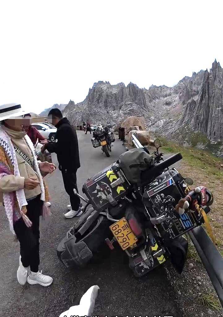 大妈私坐价值20万摩托拍照却将车弄翻<strong></p>
<p>以太坊币行情</strong>，赔1000元后拉黑车主，4S店：修好约需2万元