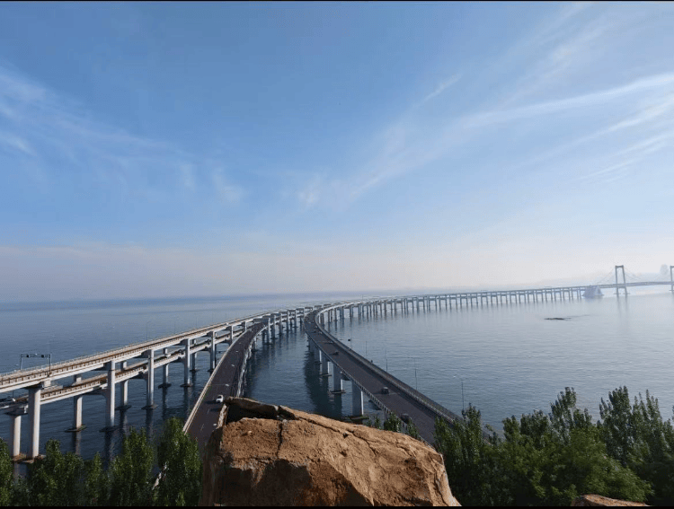 大连一跨海大桥观景台有游客翻栏杆踩空心造景石拍照<strong></p>
<p>以太坊币行情</strong>，当地回应