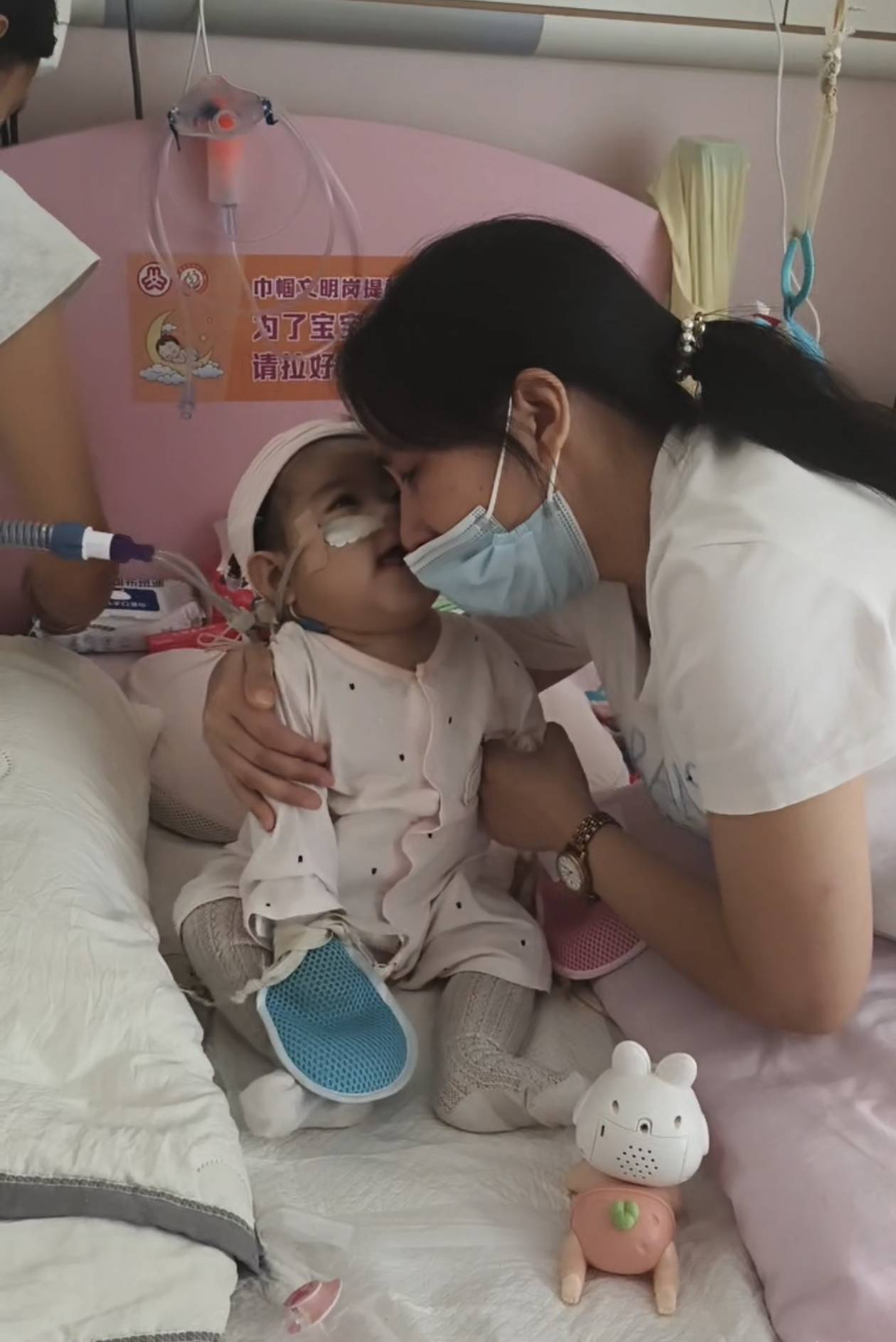 奶奶在哭<strong></p>
<p>以太坊查询</strong>，宝宝在笑！40天女婴重病，00后父亲割肝救女，术后这一幕让网友泪奔