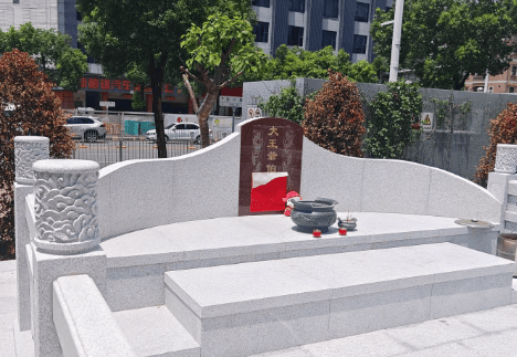 网传一小区建坟墓<strong></p>
<p>以太坊查询</strong>，街道正进一步核查和处置