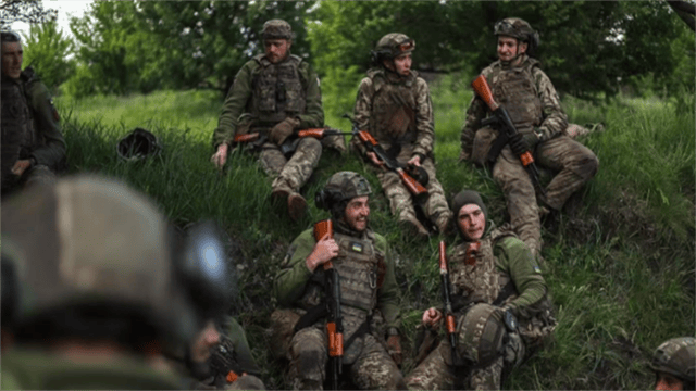 俄军弹药漫天开花，竟意外炸出乌军软肋：一坑道外国人面面相觑