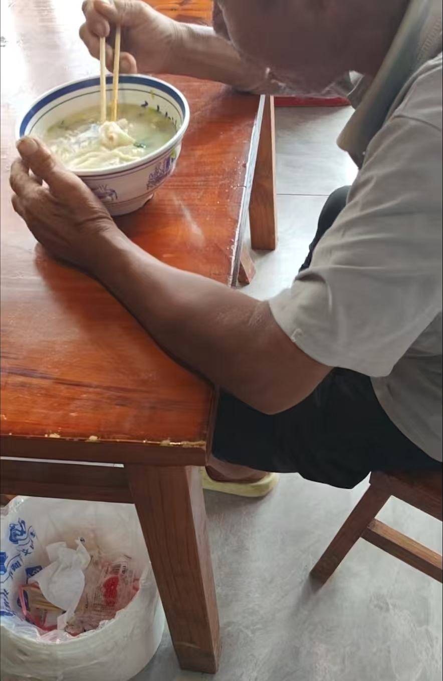 店门口大爷竹筐卖不动<strong></p>
<p>以太坊私链</strong>，河南周口面馆老板暖心发视频帮卖，网友隔空下单：我出钱你送人