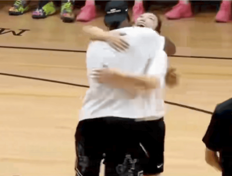 1米82的李梦与詹姆斯拥抱<strong></p>
<p>以太坊教程</strong>,两人合做经典动作!网友:这波追星太成功