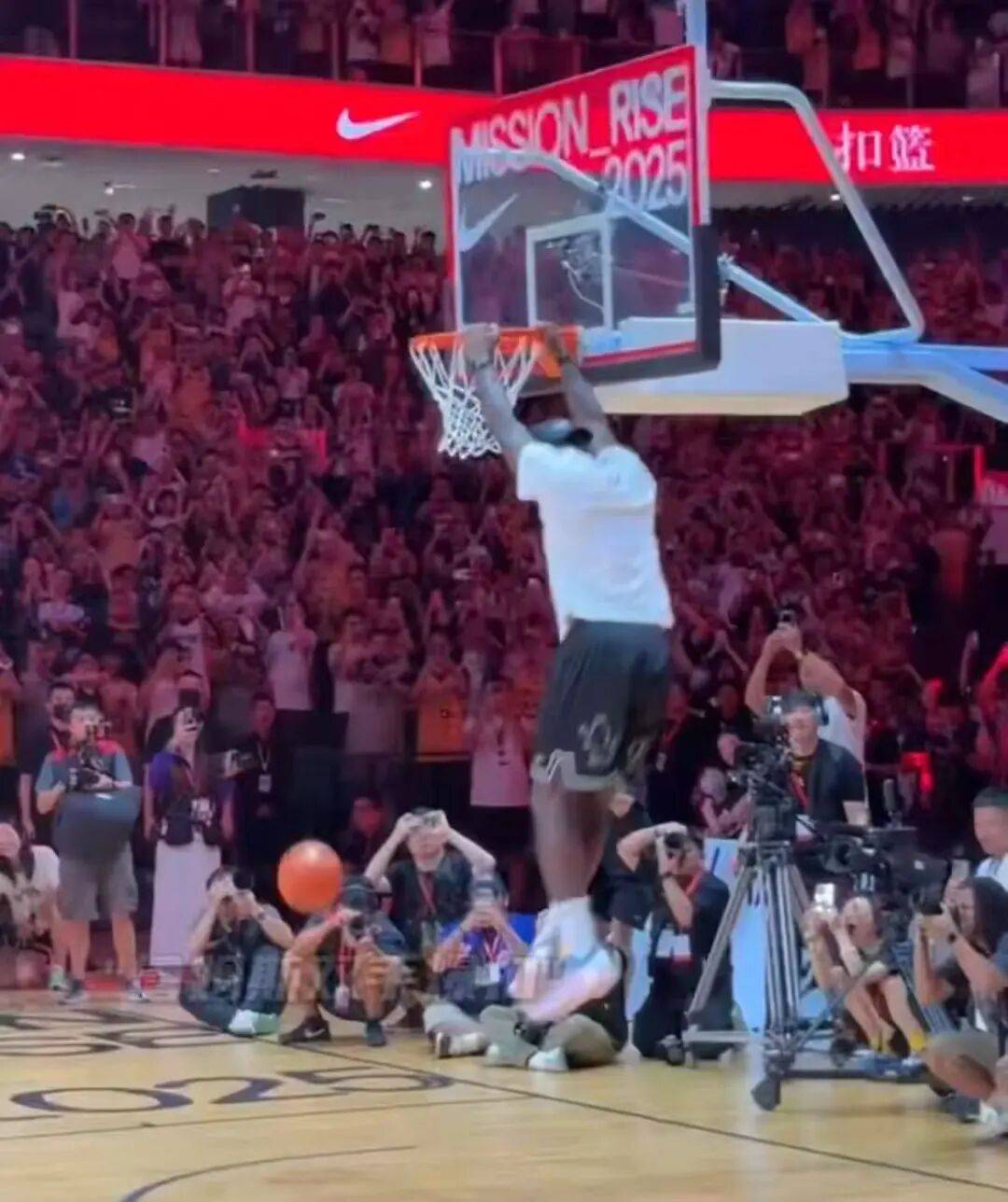 1米82的李梦与詹姆斯拥抱<strong></p>
<p>以太坊教程</strong>,两人合做经典动作!网友:这波追星太成功