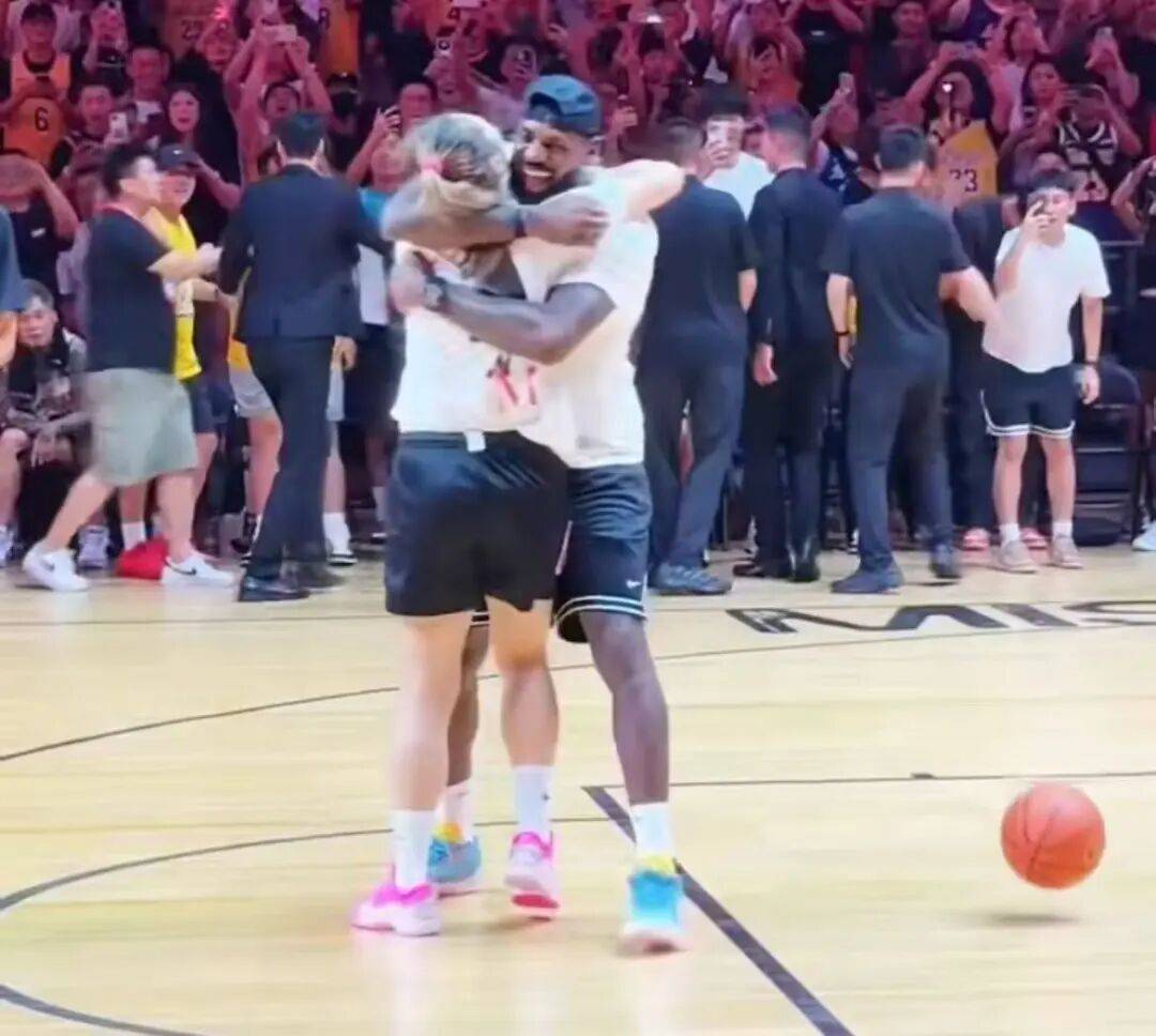 1米82的李梦与詹姆斯拥抱<strong></p>
<p>以太坊教程</strong>,两人合做经典动作!网友:这波追星太成功