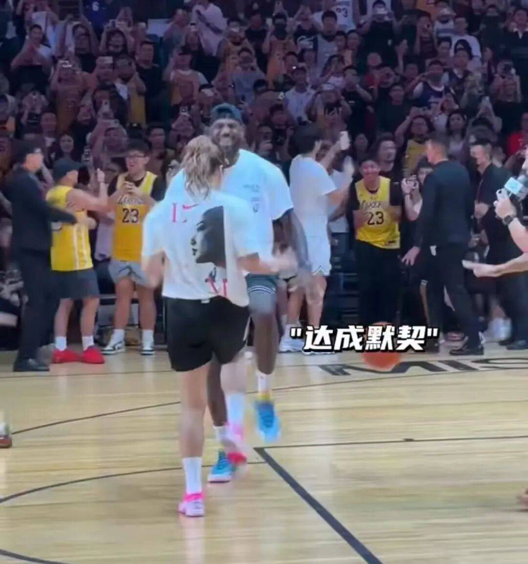 1米82的李梦与詹姆斯拥抱<strong></p>
<p>以太坊教程</strong>,两人合做经典动作!网友:这波追星太成功