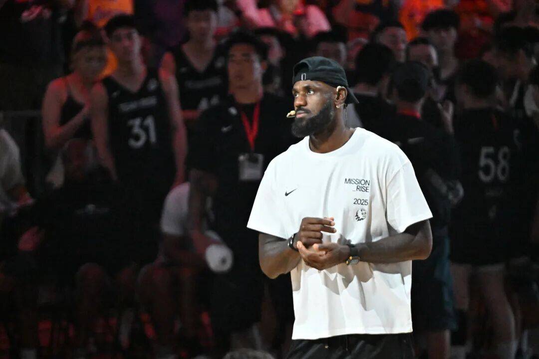 1米82的李梦与詹姆斯拥抱<strong></p>
<p>以太坊教程</strong>,两人合做经典动作!网友:这波追星太成功