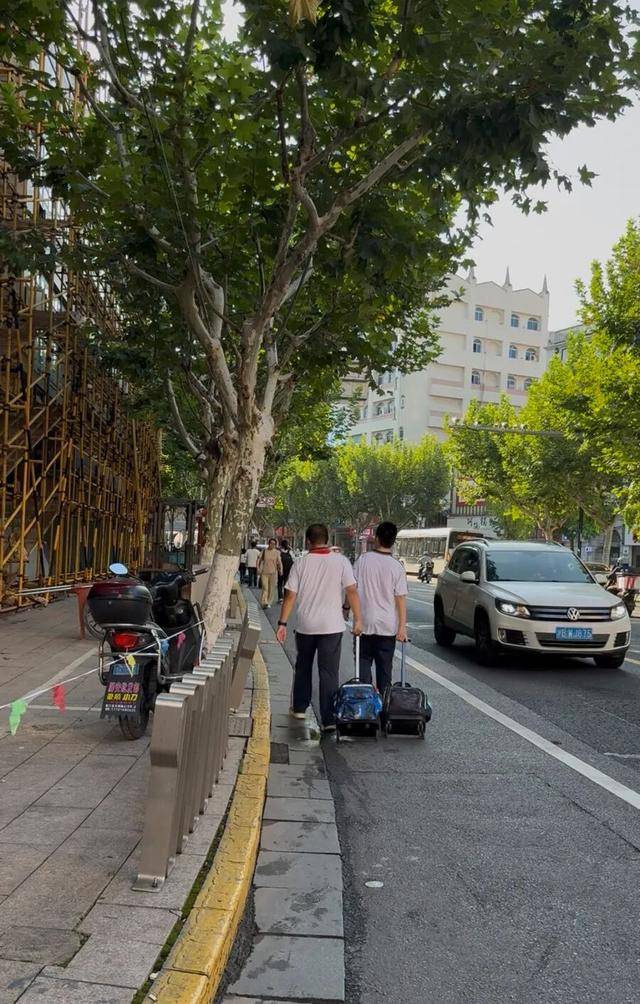 事发上海校门口！学生上学像闯关：夹缝中慢慢腾挪<strong></p>
<p>以太坊gas</strong>，与非机动车迎面对冲…家长担忧：何时是头