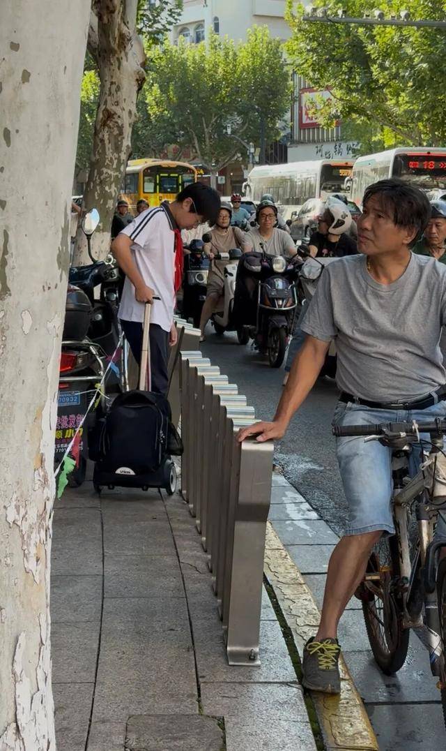 事发上海校门口！学生上学像闯关：夹缝中慢慢腾挪<strong></p>
<p>以太坊gas</strong>，与非机动车迎面对冲…家长担忧：何时是头