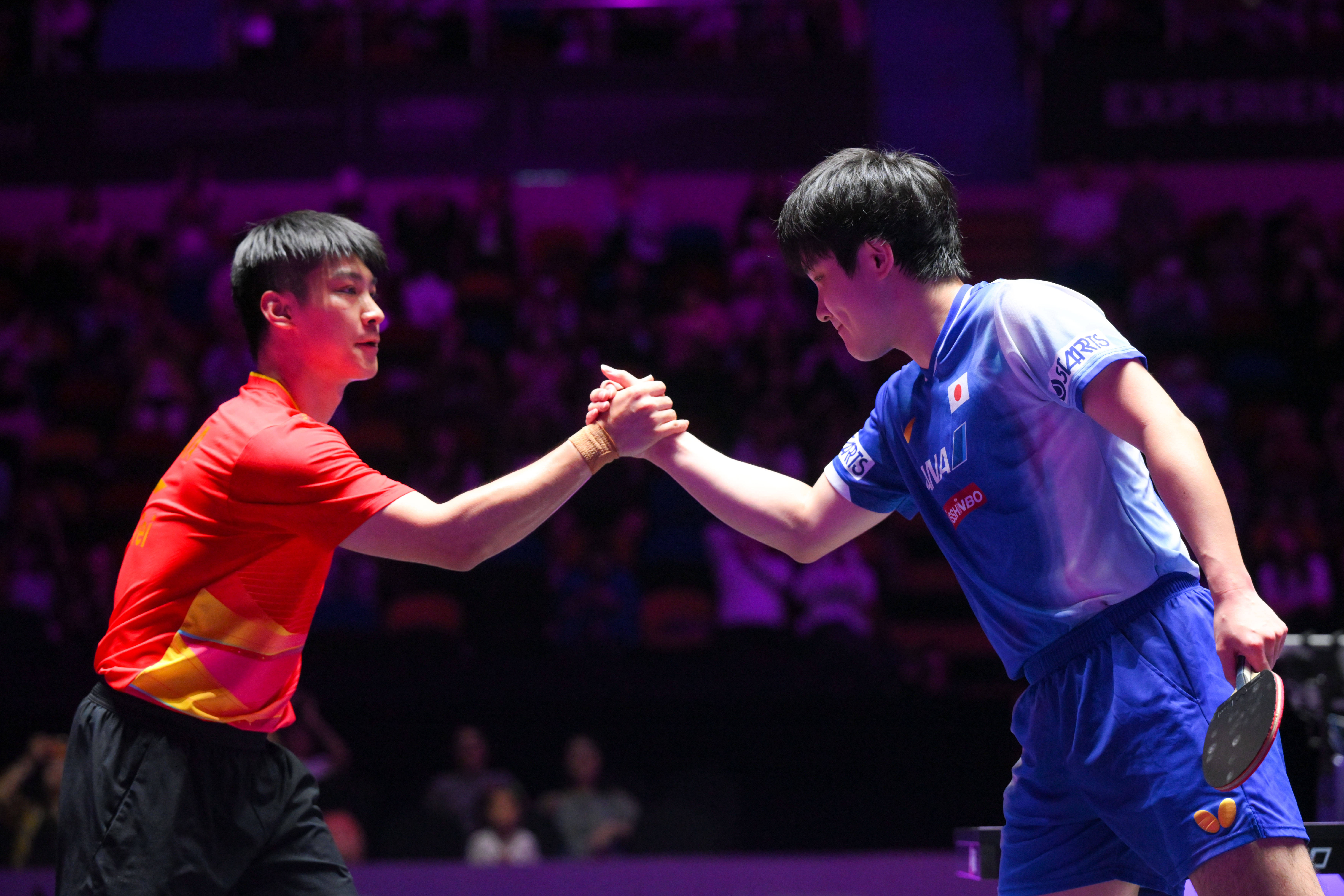 （体育）乒乓球——WTT澳门冠军赛：薛飞淘汰张本智和 晋级男单16强