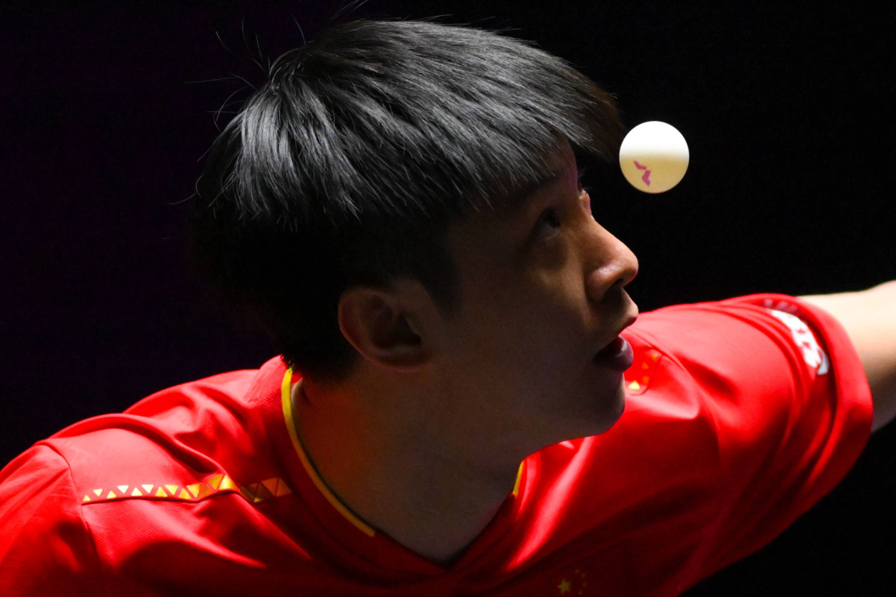 （体育）乒乓球——WTT澳门冠军赛：薛飞淘汰张本智和 晋级男单16强