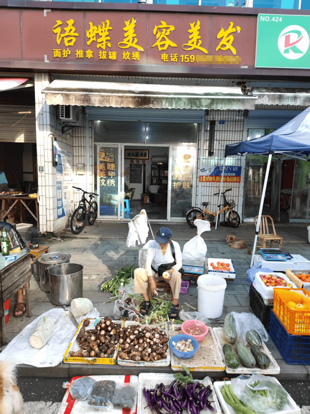 浙江一店主允许大妈门口摆摊<strong></p>
<p>以太坊行情</strong>，时常被大妈“投喂”蔬果：每次收摊时，都打扫得干干净净