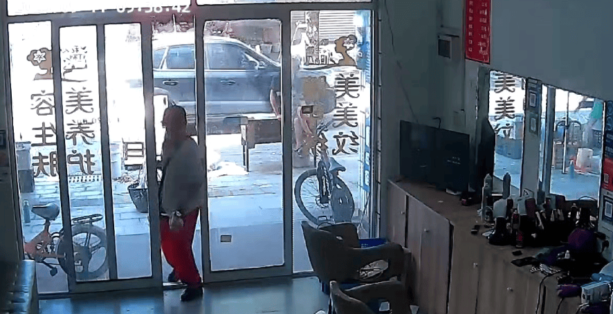浙江一店主允许大妈门口摆摊<strong></p>
<p>以太坊行情</strong>，时常被大妈“投喂”蔬果：每次收摊时，都打扫得干干净净