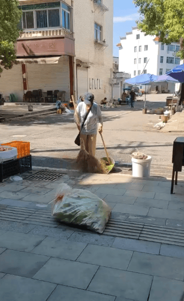 浙江一店主允许大妈门口摆摊<strong></p>
<p>以太坊行情</strong>，时常被大妈“投喂”蔬果：每次收摊时，都打扫得干干净净