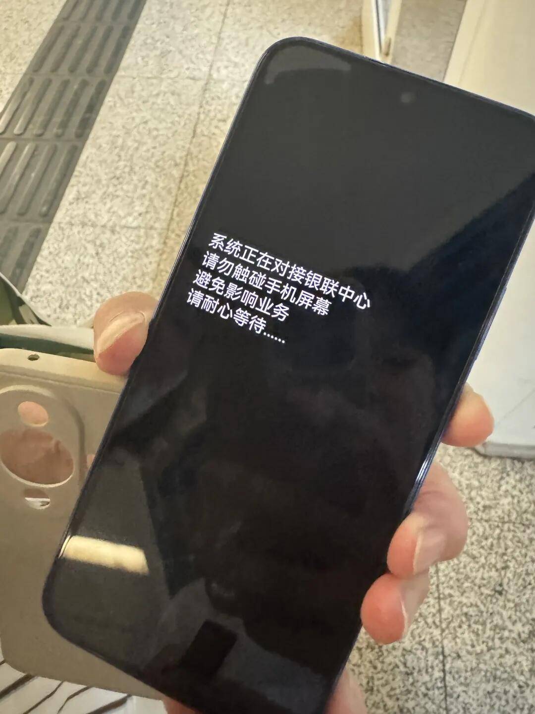 一根牙签“抢”回25万元！一老年乘客手机被“黑”<strong></p>
<p>以太坊官网</strong>，地铁值班站长紧急取卡