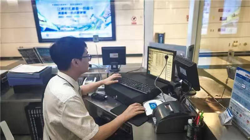一根牙签“抢”回25万元！一老年乘客手机被“黑”<strong></p>
<p>以太坊官网</strong>，地铁值班站长紧急取卡