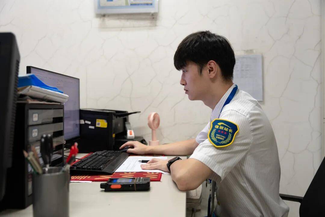 一根牙签“抢”回25万元！一老年乘客手机被“黑”<strong></p>
<p>以太坊官网</strong>，地铁值班站长紧急取卡