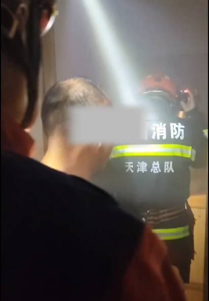 男子炖鸡后回卧室倒头就睡<strong></p>
<p>以太坊官网</strong>，醒来身边站满消防员……