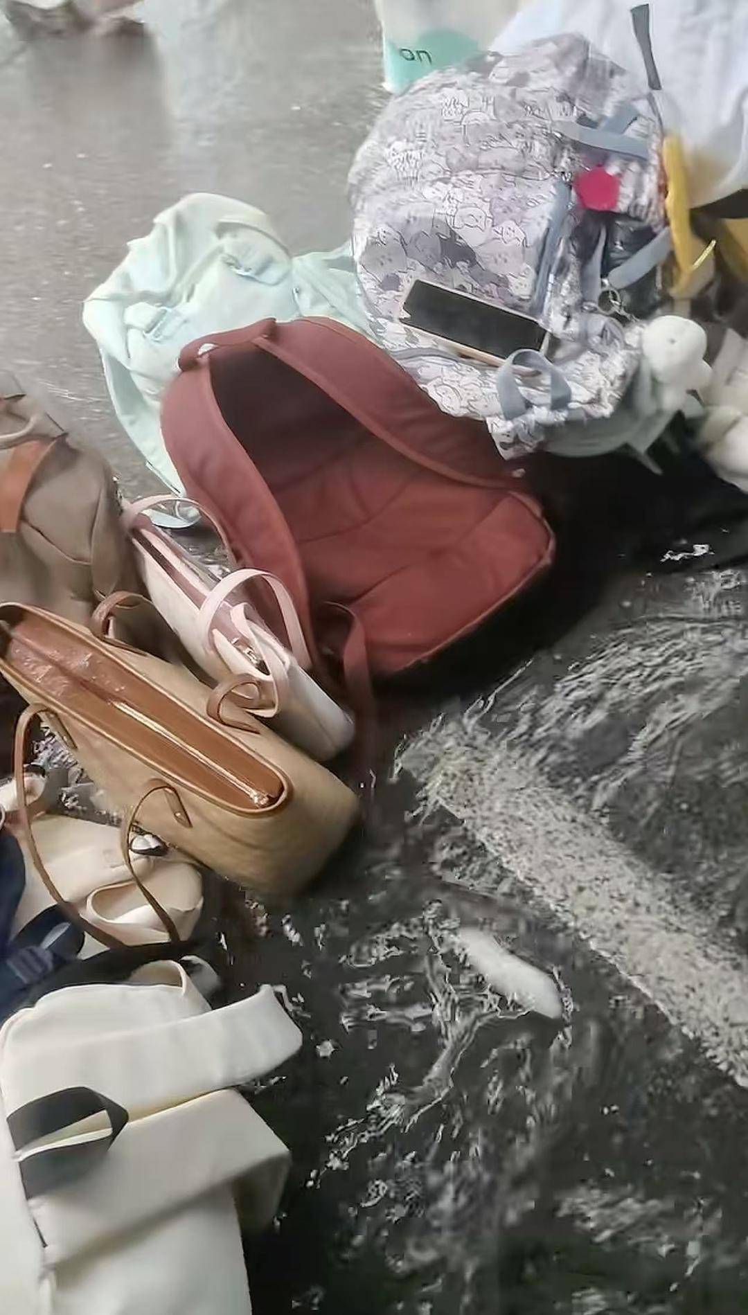 九江一教资考点多名考生存放的物品被暴雨淋湿损坏<strong></p>
<p>以太坊官网</strong>，学校称将核实情况进行赔付