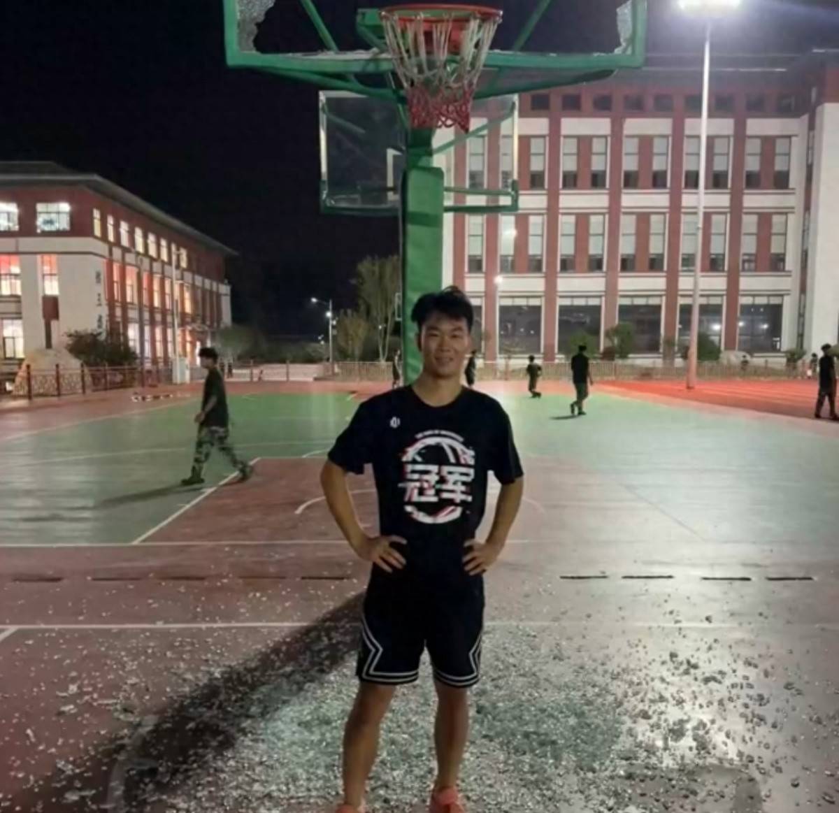 郑州178厘米大学生扣碎篮板<strong></p>
<p>以太坊矿池</strong>，校方：说明弹跳力好！学校出资购买新篮板，已安装好