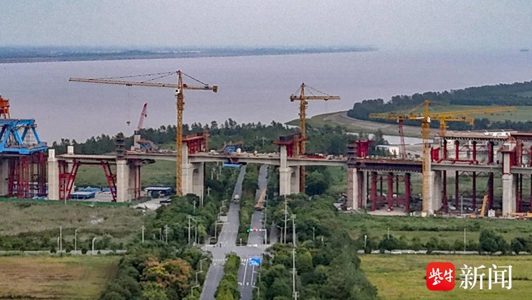 崇启公铁长江大桥南引桥高铁线跨长岛大道连续梁合拢
