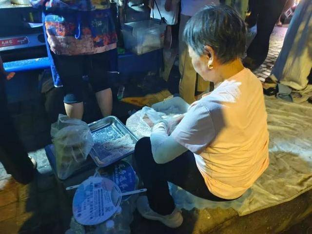 被流量砸中的“鸡排哥”：炸到中暑<strong></p>
<p>以太坊贸易</strong>，每天睡三四个小时，怕辜负顾客不舍得休息