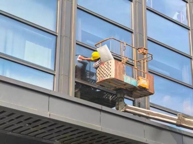 北京一座大厦楼下躺了14只鸟<strong></p>
<p>以太坊ICO</strong>，12只已死亡！元凶竟是玻璃